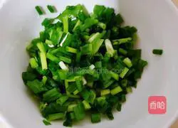 Illustration of how to make hand-shred green onion pancakes 2