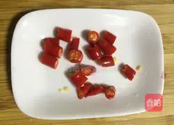 Illustration of how to stir-fry river shrimps with leeks 3