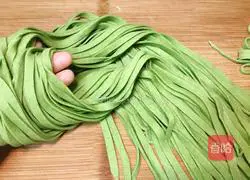 Illustration of how to make mulberry leaf hand-rolled noodles 15