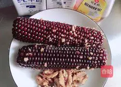 Illustration of how to make black corn and walnut milk drink 2