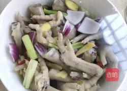 Illustration of how to make pickled pepper chicken feet 8