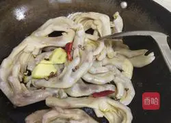 Illustration of how to make duck feet soup 2