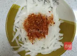 Illustration of how to make spicy and sour shredded radish 3