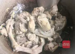 Illustration of how to make mushroom and chicken soup 6