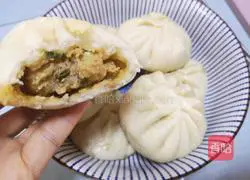 onion Illustration of how to make spicy meat buns 9