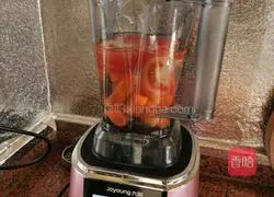 Illustration of how to make tomato and carrot juice 3