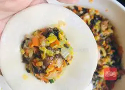 Illustration of how to make cabbage and fungus dumplings 3