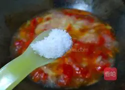 Illustration of how to make tomato, cucumber and meat slices soup 14