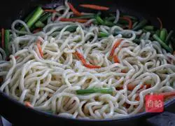 Illustration of how to make stir-fried noodles with garlic moss and shredded pork 7