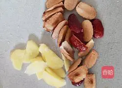 Illustration of how to make red dates, longan and wolfberry soup 1