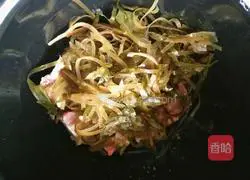 Illustration of how to make mung bean and kelp pork ribs soup 3