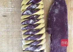 Illustration of how to make two-color caterpillar flower rolls 3