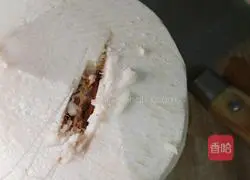 Illustration of how to beat green coconut into milk 1