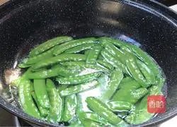 Illustration of how to make fried lean meat with snow peas 8