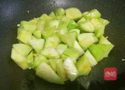 Illustration of how to make luffa and fungus soup 5