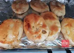 Illustration of how to make pork, chives and pickled mustard pot helmet 19