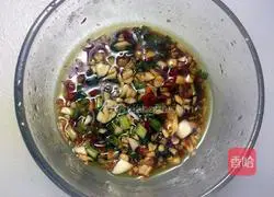 Illustration of how to make cucumber mixed with preserved eggs 4