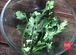 Illustration of how to make steamed poached eggs with moxa leaves 2