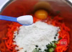 Illustration of how to make chives, carrots and egg pancakes 6