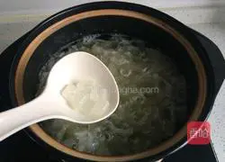 Illustration of how to make rock sugar, snow pear and white fungus soup 5