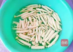 Illustration of how to make red date, seafood, mushroom and chicken soup 9