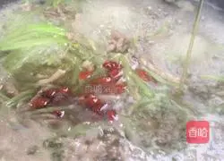 Illustration of how to make wolfberry, lettuce and shredded pork soup 7