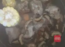 Corn, Mushroom and Pork Ribs Soup Recipe Illustration 4