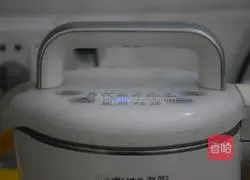 Illustration of how to make black bean and walnut drink 6