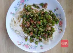 Illustration of how to make hand-made noodles with shredded beans and pork 6