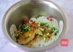 Illustration of how to make cold lotus root slices 6