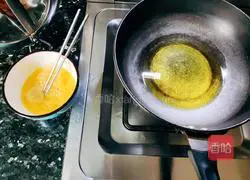 Illustration of how to make large wontons with vegetarian filling 3