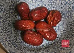 Tremella lily, snow pear and red date soup Illustration of how to do it 4