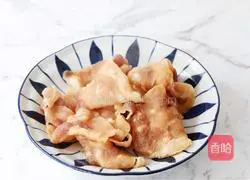 Illustration of how to make tomato fat beef soup 4