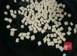 Illustration of how to make dough cubes in electric baking pan 5