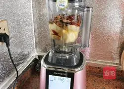 Illustration of how to make apple and red date juice 4