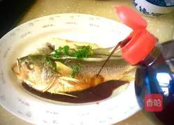Illustration of how to make steamed large yellow croaker with light soy sauce 6