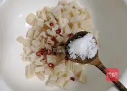 Illustration of how to make cold lotus root 11