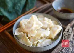 Illustration of making dumplings stuffed with pickled cabbage and pork 11