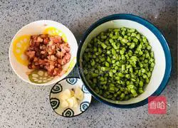 Illustration of how to make stir-fried minced meat with olives, beans and beans 1