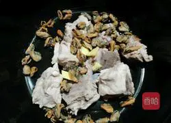 Illustration of how to make mussels, pork ribs and yam soup 3