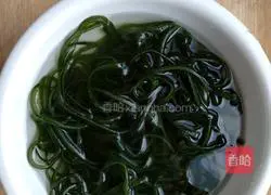 Illustration of how to make cold kelp shreds 1