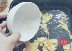 Illustration of how to make pea tip and egg soup 4