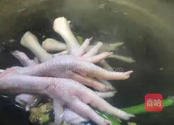 Sichuan-flavored double peppers Illustration of how to make spicy pickled chicken feet 2