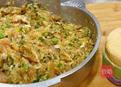 Illustration of making three-color dumplings stuffed with pork and radish 11