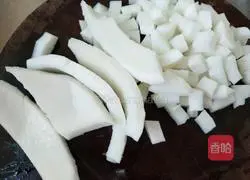 Illustration of how to make freshly squeezed coconut juice 4