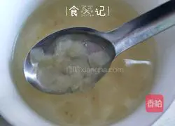 Illustration of how to make peach gum, saponin, rice and white fungus soup 6