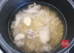 Soybean and pig trotters soup recipe 11