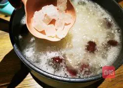 Illustration of how to make white fungus and red date soup 8