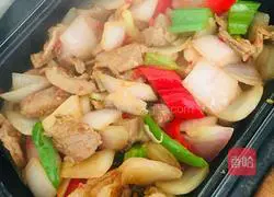 Illustration of how to stir-fry mutton with onions 10