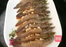 Illustration of how to make garlic shrimps 5